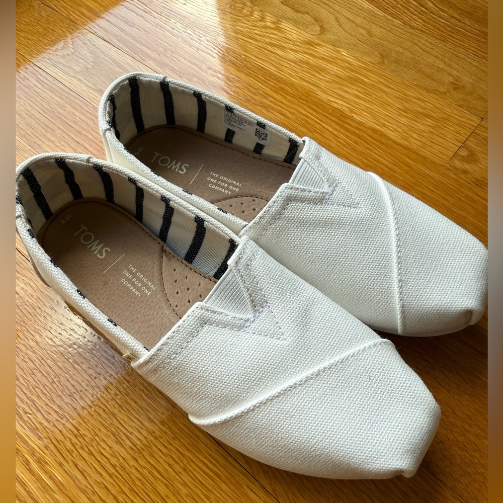 TOMS White Canvas Shoes New Never worn